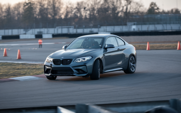 1,02 g sur le skidpad, record BMW, pneus de 275 mm et châssis affûté, ce que la nouvelle M2 surprend encore les puristes